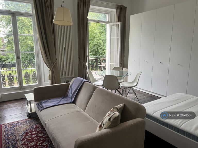 Studio flat in Oakley Square, London, NW1 (#2641681)