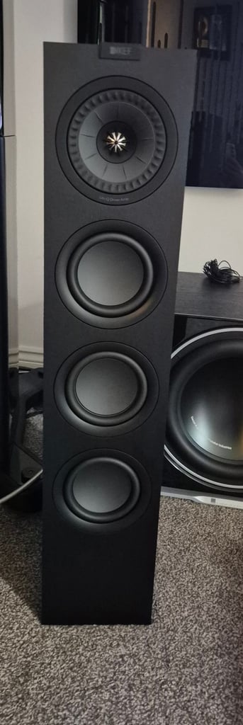 Kef q550 floorstanding speakers in black