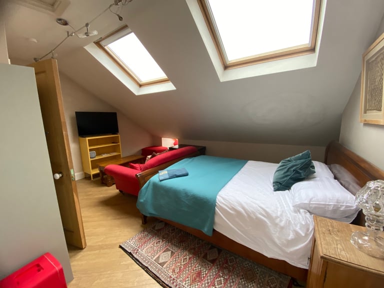 Large airy attic room with jacuzzi ensuite 