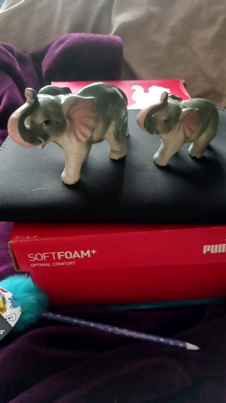 Pair of elephants figurines