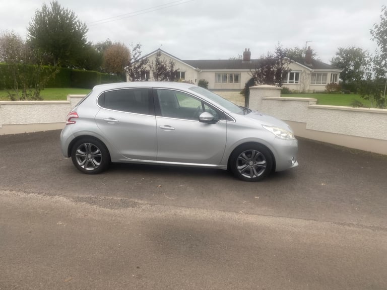 2015 Peugeot 208 allure 1.6 e-hdi diesel 77000 ful history full year mot cheap tax