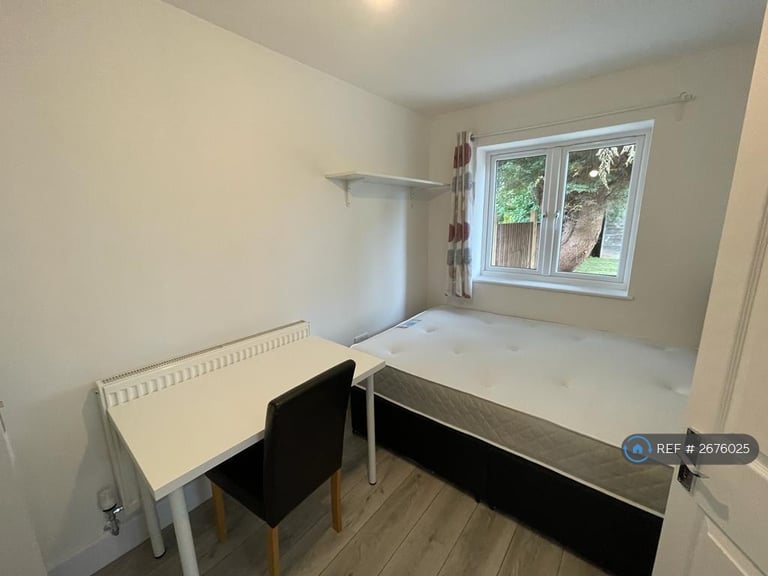 6 bedroom house in Cabell Road, Guildford, GU2 (6 bed) (#2676025)