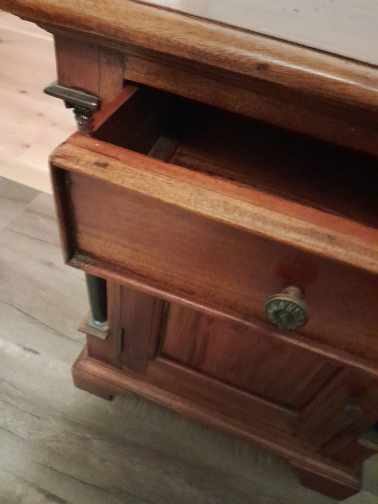 Small mahogany cupboard.