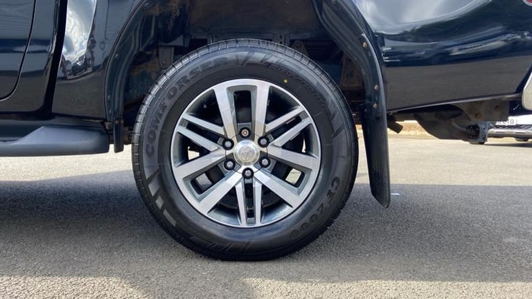 2019 Toyota Hilux 2.4 D-4D Invincible Pickup Double Cab 4dr Diesel Manual 4WD Euro 6 (s/s) (T Pic...