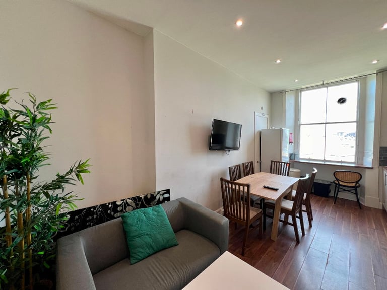 5 bedroom flat in Thirlestane Road, Marchmont, Edinburgh, EH9 1AS