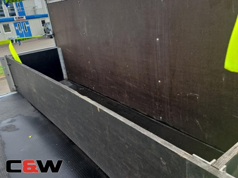 2025 (74)FA LF 230 4x2 Flatbed 18T Day Cab - 44,000Kms