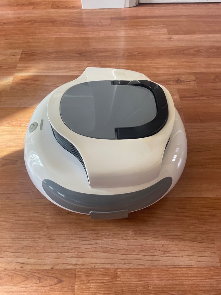 Pool cleaning robot 