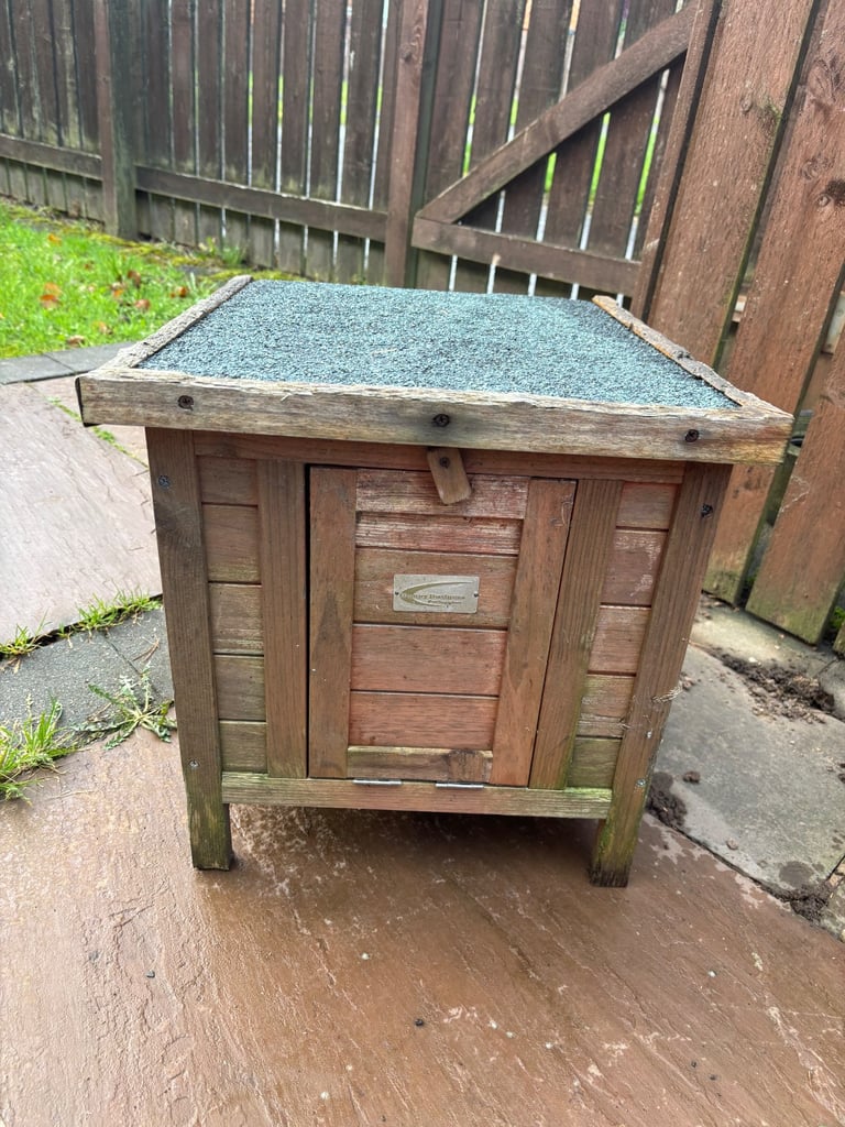 Small rabbit/guinea pig hideaway hutch 