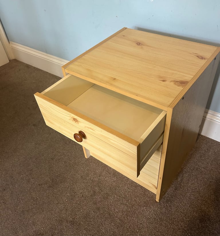 1 Pine Effect Bedside with 3 Drawers H21in/54cm W17in/43cm D15.5in/39cm Good condition   C414