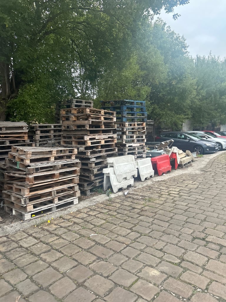 FREE PALLETS - BONFIRE NIGHT ROUND THE CORNER !!!