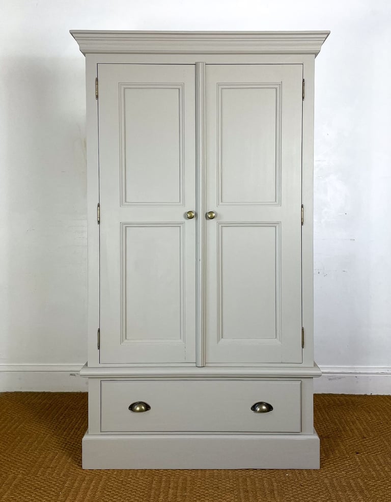 5.2ft Solid pine linen cupboard dresser cupboard wardrobe / Pantry larder