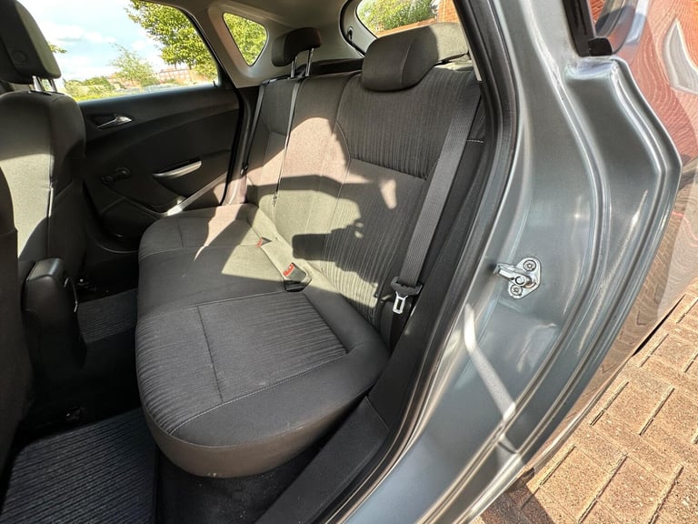 2011 Vauxhall Astra 1.4 16v Exclusiv Euro 5 5dr HATCHBACK Petrol Manual
