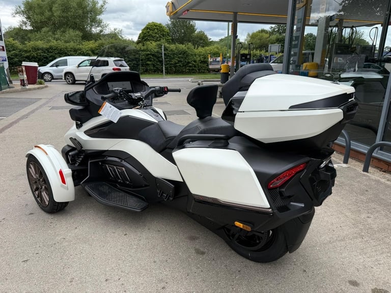 2025 Can-Am Spyder RT Sea to Sky1330cc 6 speed semi auto trike White