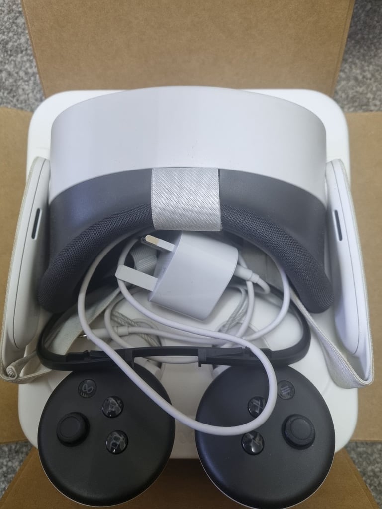 Oculus Meta Quest 3S Virtual Reality Headset 128GB with Controllers and Box