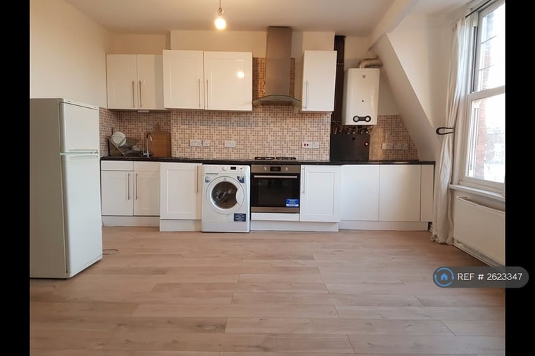 2 bedroom flat in Richmond Road, Twickenham, TW1 (2 bed) (#2623347)