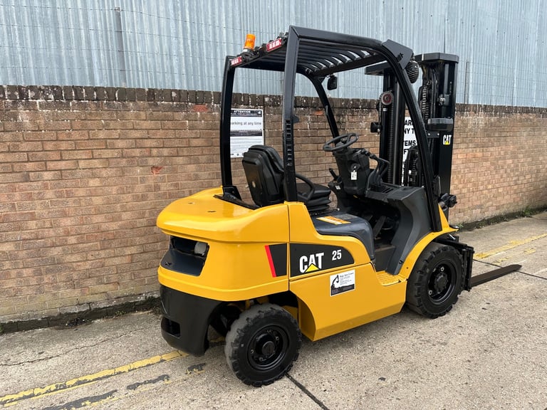 2010 Caterpillar 2.5t diesel forklift, container spec triple mast 