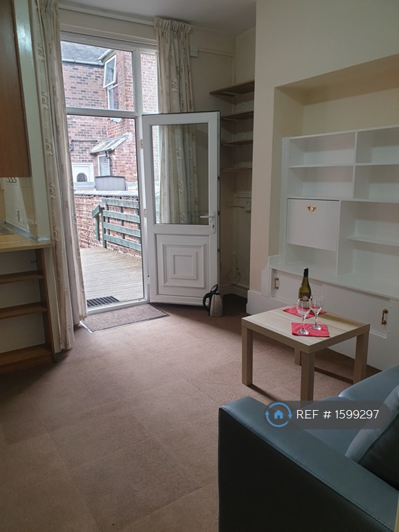 1 bedroom flat in Levenshulme, Manchester, M19 (1 bed) (#1599297)