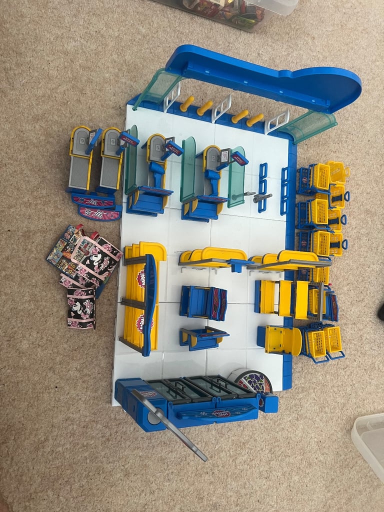 Mini brand shopping mart + lots of mini brand 