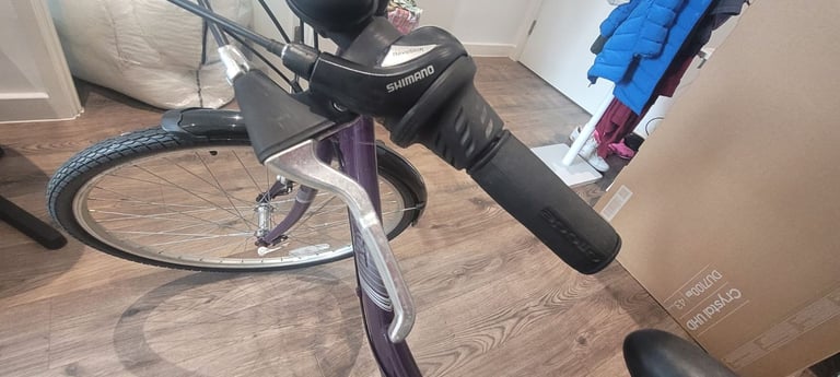 Apollo Elyse Women's Hybrid Bike. 16" Frame 700C Wheels. 21 Speed, in VGC