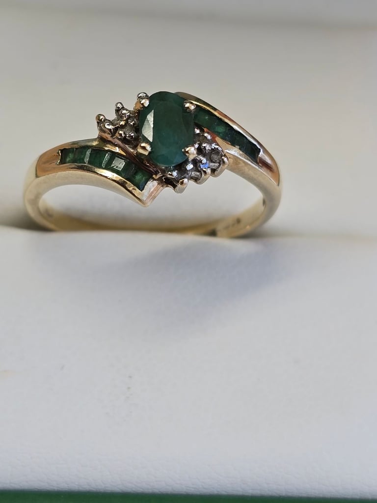 9CT GOLD EMERALD TWIST DRESS RING