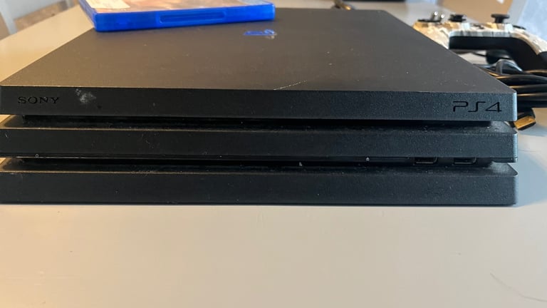 PS4 PRO with game ans all leads 