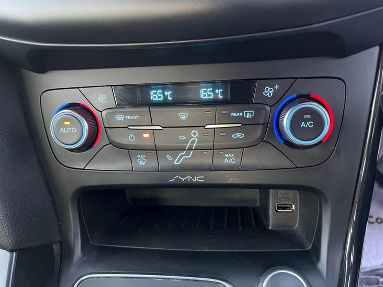 2015 Ford Focus TITANIUM 5-Door Petrol
