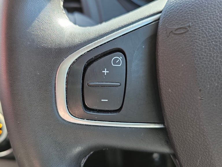 2018 Renault Captur 1.5 dCi ENERGY Iconic SUV 5dr Diesel Manual Euro 6 (s/s) (90 ps) HATCHBACK Di...