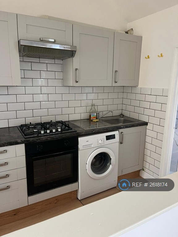 2 bedroom flat in Ballards Lane, London, N3 (2 bed) (#2618174)