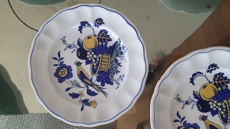 Dinner / Crockery Set - 16 piece (x3 plates chipped)