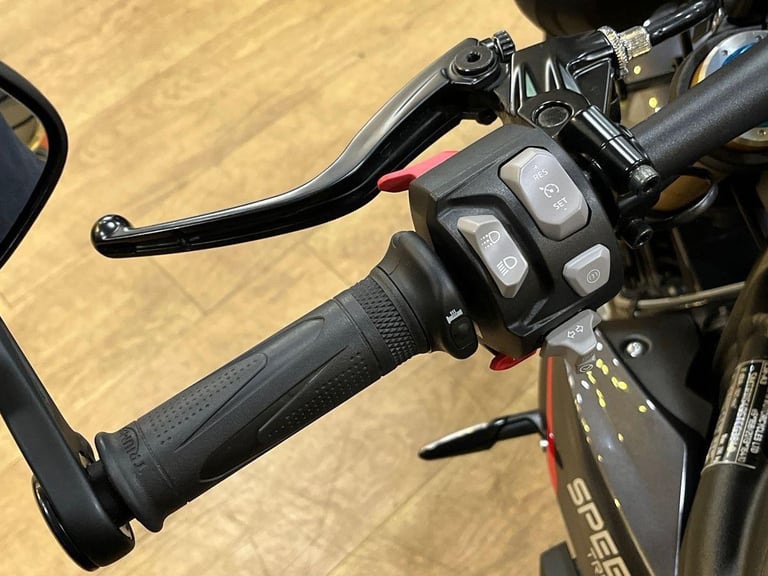 2025 Triumph Speed Triple 1200 RS PREMIUM COLOUR Petrol red 6 Speed