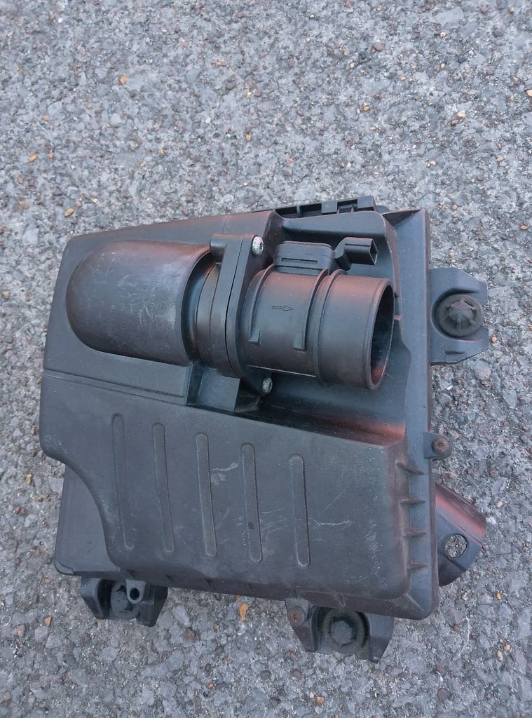 Vivaro 2011 2.0L MAF Mass air flow sensor 6 pin air filter box