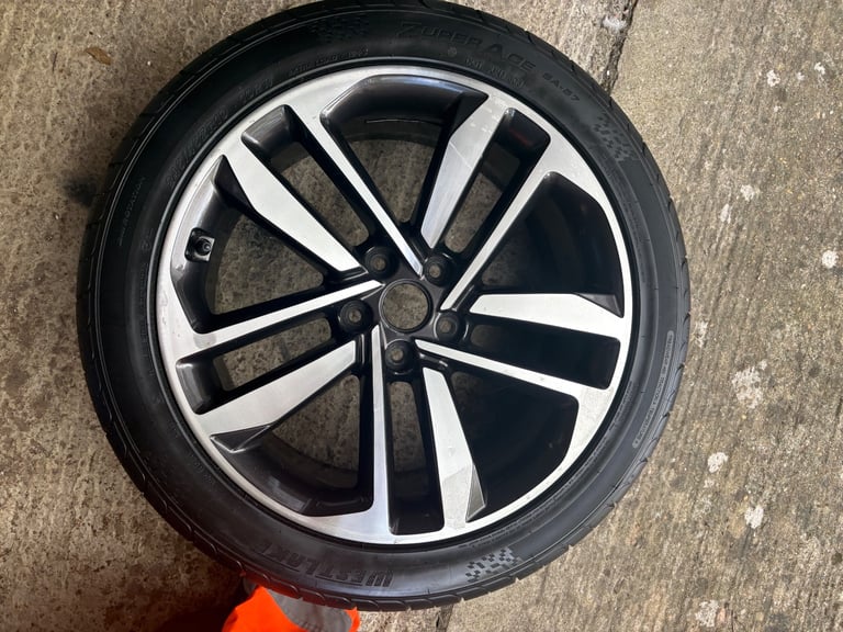 Kia sportage alloy wheel w/ brand new tyre
