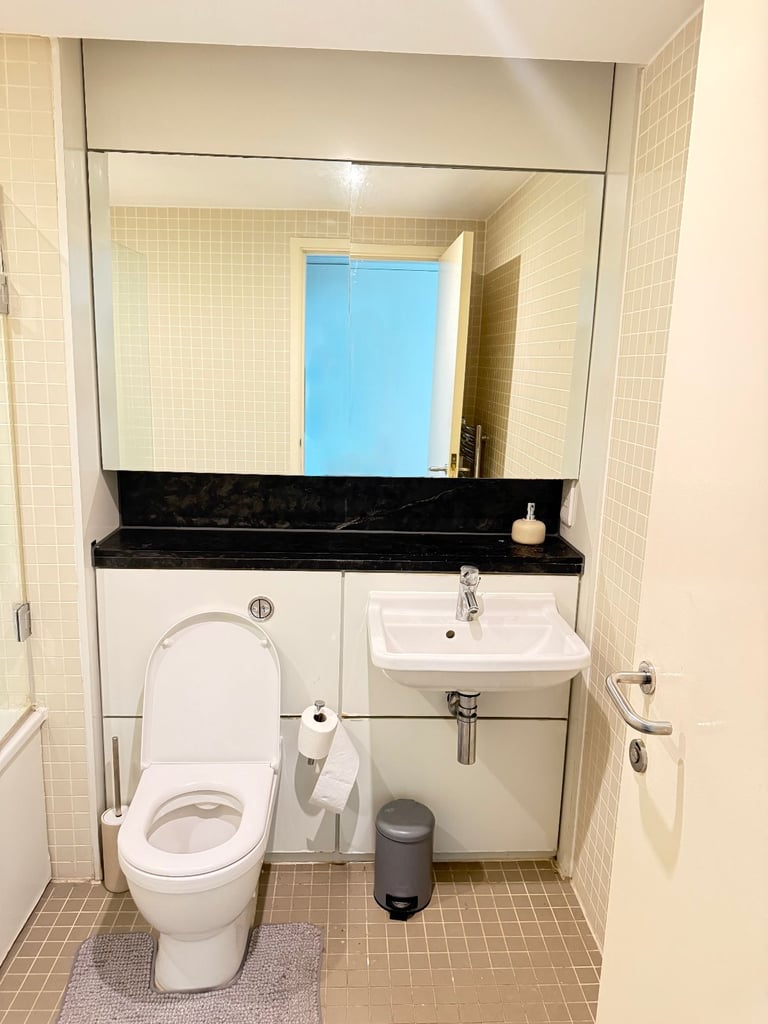 Modern Double Room in the Heart of Birmingham City Centre – All Bills Included!