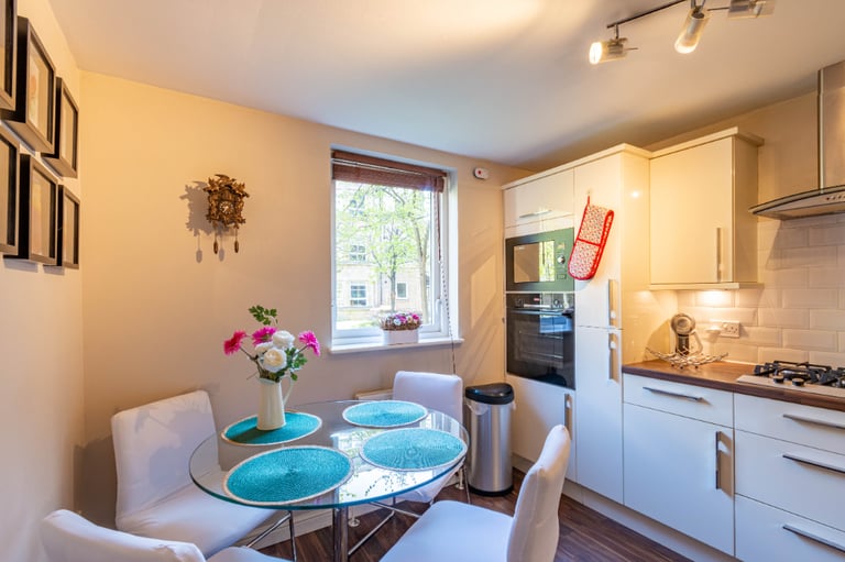 Bright and spacious, 2 bedroom, ground flat in Dicksonfield – available November