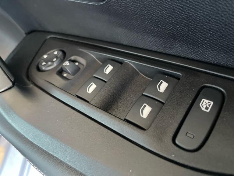 2025 Peugeot 2008 1.2 PureTech 130 Allure 5dr Estate Petrol Manual