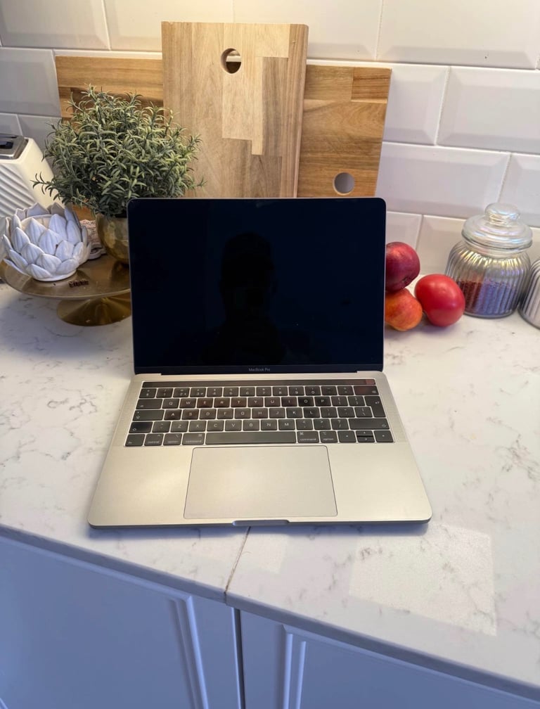 MacBook Pro 13’ inch - 2019 - i5 - 8GB RAM - 256GB SSD - Touch Bar