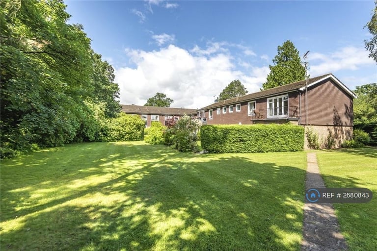 2 bedroom flat in Stoke Poges, Stoke Poges, SL2 (2 bed) (#2680843)