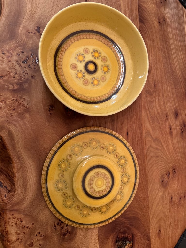 Dinner Service of Franciscan Honeycomb stoneware, made in England. Vintage 1970's