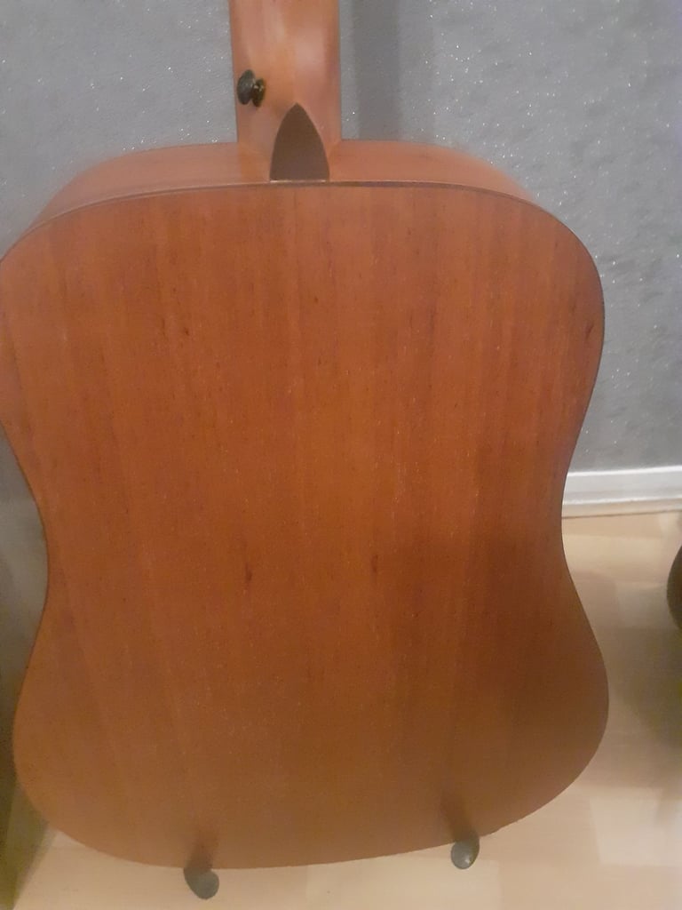 Acoustic guitar donner dag 1 