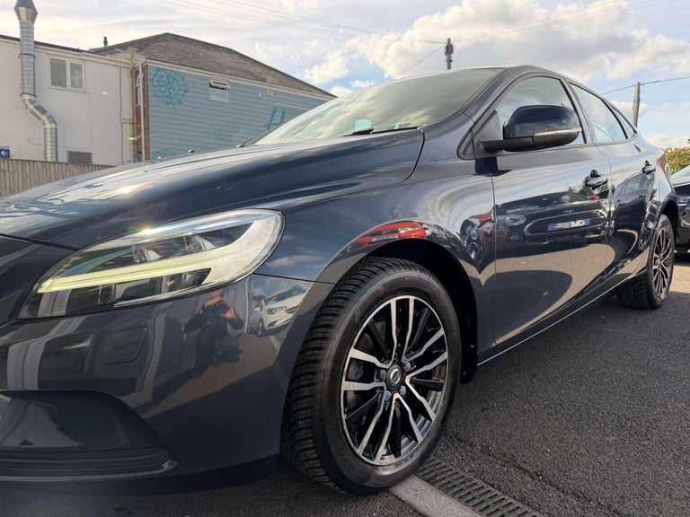 VOLVO V40 2.0 D2 Momentum Euro 6 (s/s) 5dr 2017