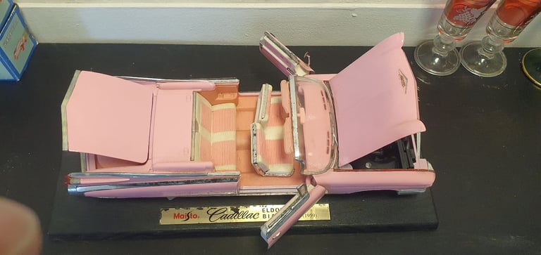 Maisto 1/18 Scale Diecast Model Car - 36813 1959 Cadillac Eldorado Biarritz Pink