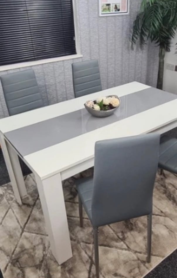 Dining Table & 4 Chairs 