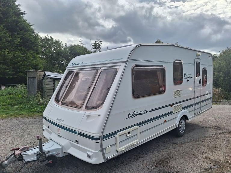 Swift accord 5 berth clean family caravan with end shut off bed room 