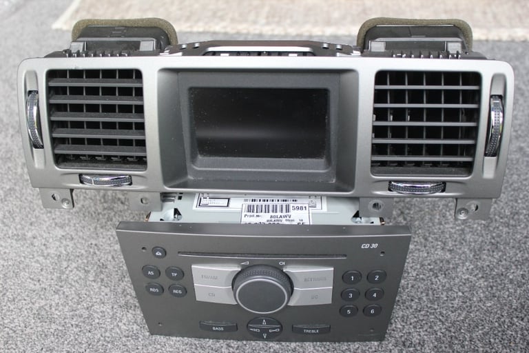 Vauxhall Vectra / Signum CD 30 Radio Head Unit & Paired Display and Vent Grilles