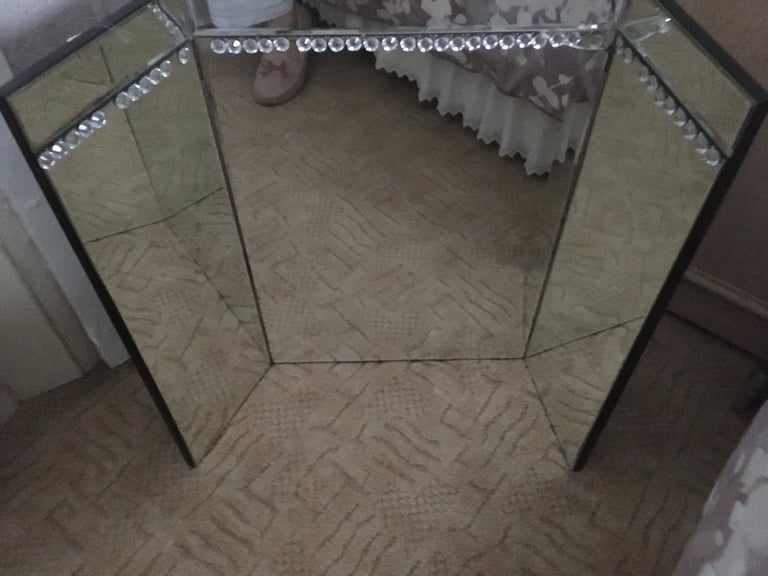 Dressing table mirror