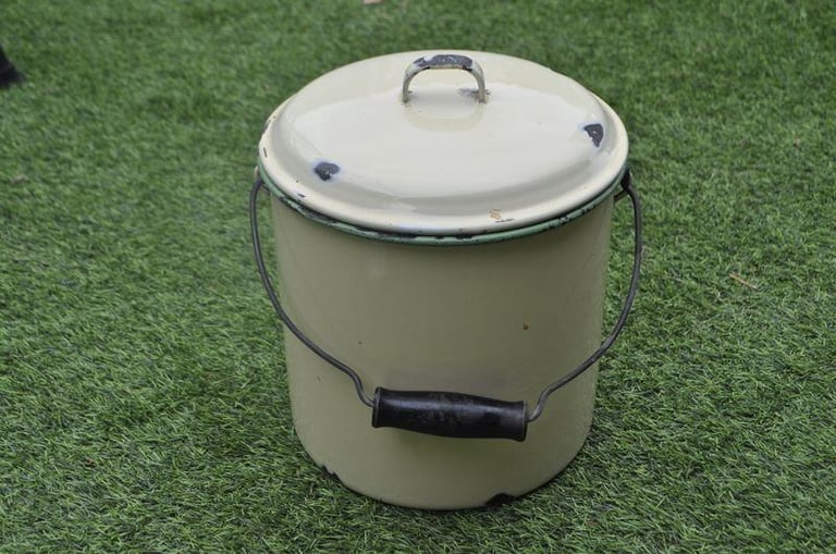 Vintage enamel pot/bucket with lid