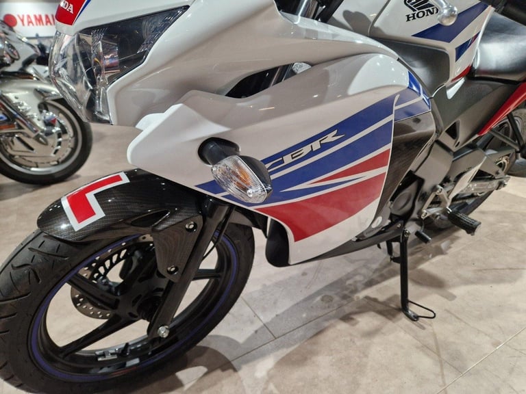 HONDA CBR 125 IN WHITE AND RED