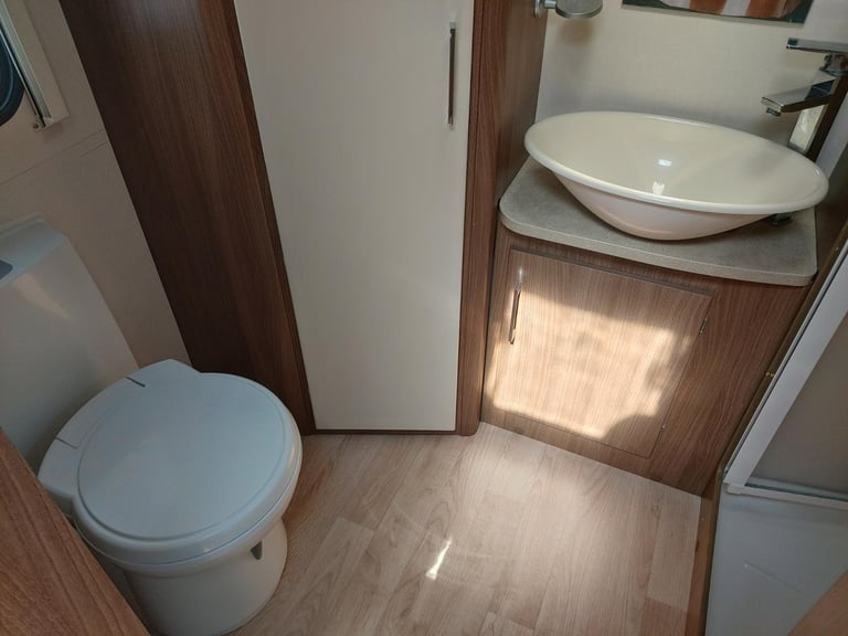 2016 Lunar Venus 460 2 Berth End Washroom Caravan