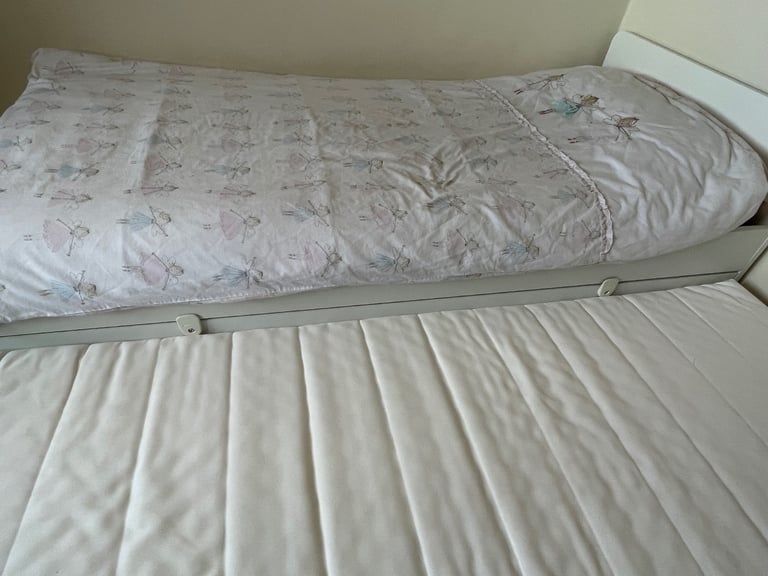 White Single Bed with Pull-Out Trundle & Storage Drawers – Great Condition