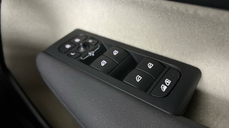 2022 Volvo XC40 B4 Plus, AWD Mild Hybrid Petrol, Dark(Blond Leather, Heated Seats, Carplay) Estat...